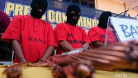 Kabel-kabel listrik curian itu kemudian dikupas oleh para pelaku untuk diambil tembaganya. Mereka kemudian menjualnya ke lapak di wilayah Cilegon. Tembaga itu dijual dengan harga Rp 70.000 per kilo gram.