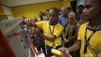 Melalui kartu prakerja, pemerintah akan meningkatkan pelatihan vokasi secara masif dan massal untuk 2 juta orang yang terdiri dari calon pekerja yang sedang mencari kerja, pekerja yang membutuhkan reskilling dan upskilling, serta pekerja yang terdampak PHK.