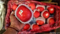 Salah satu buah impor yang ada lagi di Pasar Induk Kramat Jati adalah pear, apel dan masih banyak lagi.