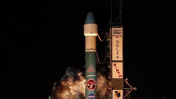 Pada Kamis (30/1/2020), Spitzer akan memasuki mode safe dan mengakhiri misinya. Tanggal tersebut sekaligus merupakan hari terakhir teleskop Spitzer mengumpulkan data. Ini adalah foto ketika Spitzer pertama kali meluncur ke angkasa pada 25 Agustus 2003. Selamat tinggal dan terima kasih teleskop Spitzer! Foto: NASA