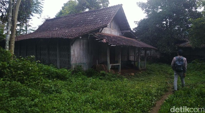 Sukiyah yang ditemukan dalam kondisi rambutnya gimbal, dihuni tikus selama ini tinggal sebatang kara di sebuah rumah kayu beralas tanah. Seperti apa penampakan rumahnya?