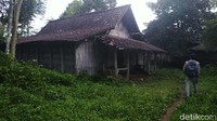 Rumah itu berada di Dusun Karangombo, Desa Polobogo, Kecamatan Getasan, Kabupaten Semarang. Saat dievakuasi oleh relawan Masyarakat Relawan Indonesia-Aksi Cepat Tanggap (MRI-ACT), Ardian Kurniawan Santoso, rumah tersebut berserakan kotoran manusia.