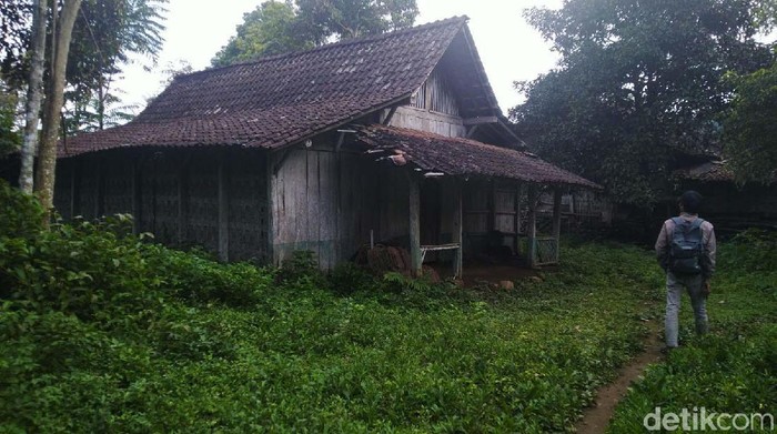 Mengintip Rumah Tempat Sukiyah Hidup Sebatang Kara Sukiyah yang ditemukan dalam kondisi rambutnya gimbal, dihuni tikus selama ini tinggal sebatang kara di sebuah rumah kayu beralas tanah. Seperti apa penampakan rumahnya?