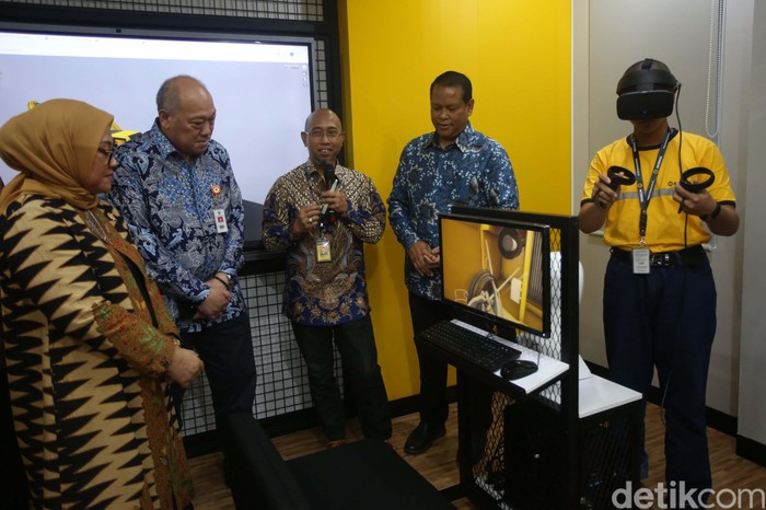 Menaker Ida Fauziyah meresmikan Lembaga Pelatihan Kerja (LPK) United Tractor (UT) School di Jakarta. Ia meminta dukungan dunia usaha terkait peran training center.