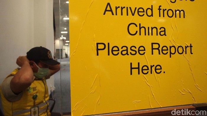 Petugas kesehatan di Bandara Soekarno-Hatta terus siaga selama 24 jam guna mengantisipasi penyebaran dan masuknya virus corona asal China yang menggemparkan dunia. Begini potretnya.