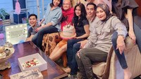 Pesta ulang tahun Talita dirayakan secara sederhana namun dalam suasana hangat. Keluarga tampak berkumpul. Talita pun mendapat kejutan kue ulang tahun dan balon.  Foto: instagram @talitawb