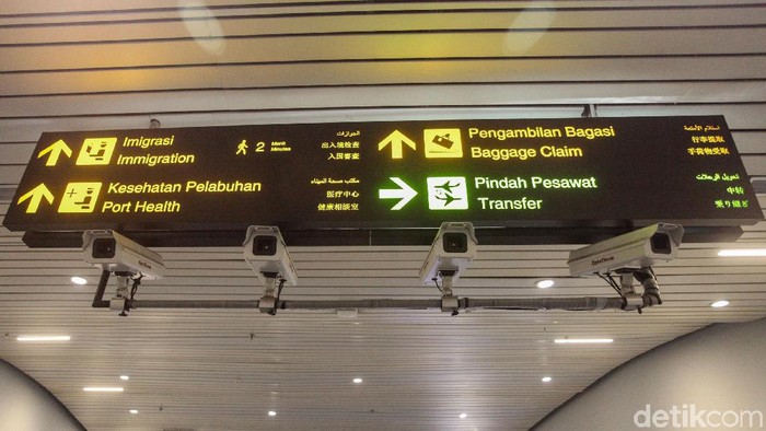 Petugas kesehatan di Bandara Soekarno-Hatta terus siaga selama 24 jam guna mengantisipasi penyebaran dan masuknya virus corona asal China yang menggemparkan dunia. Begini potretnya.