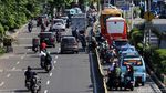Hindari Polisi, Pemotor Nekat Lawan Arah di Jalur TransJakarta