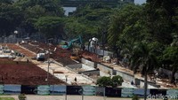 Saat itu, Pemprov DKI hendak membangun plaza parade. Ada 191 pohon yang ditebang untuk revitalisasi Monas. Selain itu, 85 pohon dipindahkan.  Rengga Sancaya/detikcom
