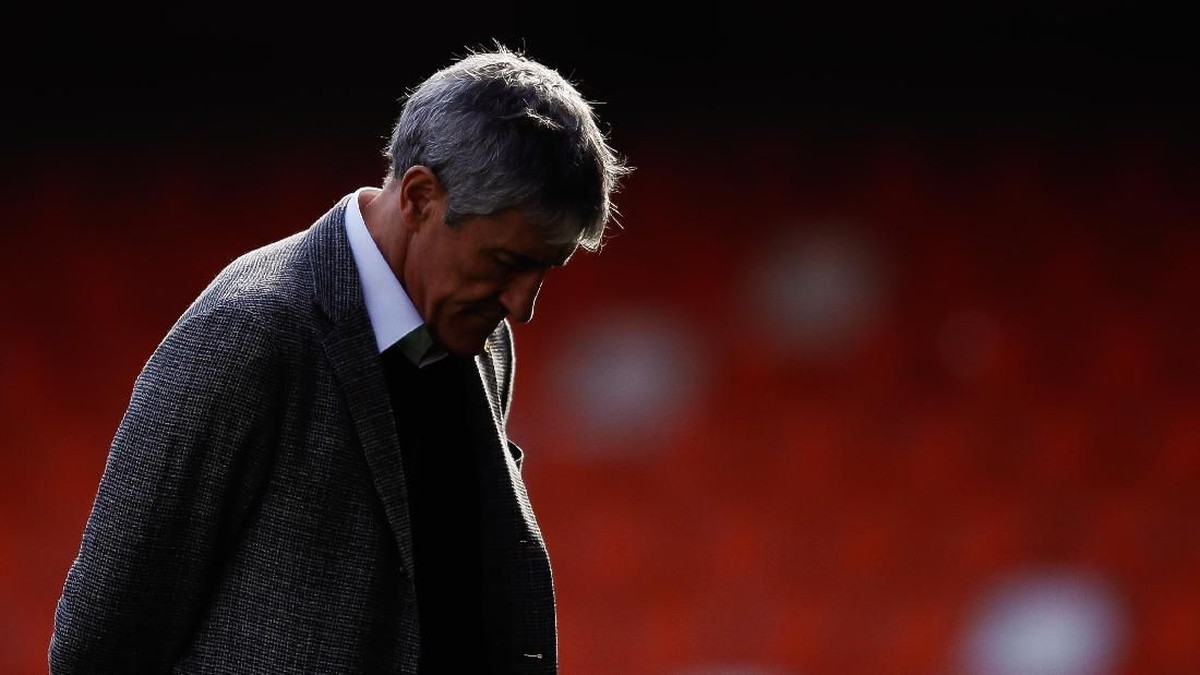 Quique Setien mulai diragukan setelah Barcelona dikalahkan Valencia 0-2 di akhir pekan lalu. (Foto: Eric Alonso / Getty Images)