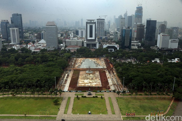 Penampakan Terkini Pengerjaan Revitalisasi Monas Revitalisasi Monumen Nasional (Monas), berjalan terus meski mendapat protes dan kontroversi. Berikut foto-foto penampakan terkininya.