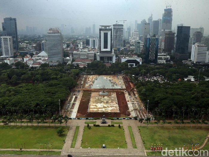Revitalisasi Monumen Nasional (Monas), berjalan terus meski mendapat protes dan kontroversi. Berikut foto-foto penampakan terkininya.