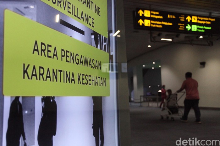 Minimalisir Penyebaran Virus Corona di Gerbang Masuk Indonesia Petugas kesehatan di Bandara Soekarno-Hatta terus siaga selama 24 jam guna mengantisipasi penyebaran dan masuknya virus corona asal China yang menggemparkan dunia. Begini potretnya.