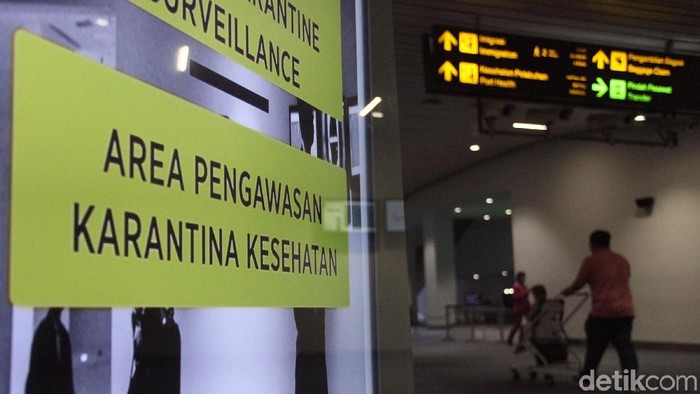 Minimalisir Penyebaran Virus Corona di Gerbang Masuk Indonesia Petugas kesehatan di Bandara Soekarno-Hatta terus siaga selama 24 jam guna mengantisipasi penyebaran dan masuknya virus corona asal China yang menggemparkan dunia. Begini potretnya.