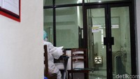 TKW dari PJTKI di Pasuruan itu tetap dirawat di ruang isolasi, meskipun belum terindikasi virus corona. 