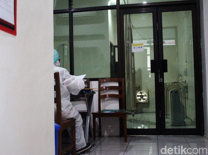 Pasien TKW asal Hongkong yang di rawat di RSUD Sidoarjo negatif virus corona. Meski begitu, perawatan terhadap pasien bernama Minarti tersebut tetap dilakukan intensif.