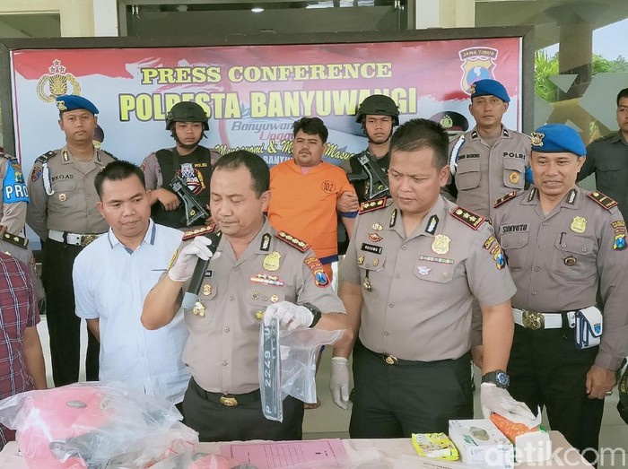 Polisi menangkap Ali Heri Sanjaya (27). Ia merupakan pembunuh Rosidah, wanita yang mayatnya ditemukan gosong terbakar.