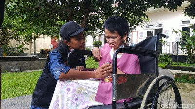Menengok Sukiyah Usai Rambut Gimbalnya Dipotong
