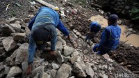 Dinding penahan tanah di Jalan Latuharhary diperkuat agar tak mudah rusak dan dapat menyebabkan banjir di wilayah itu.