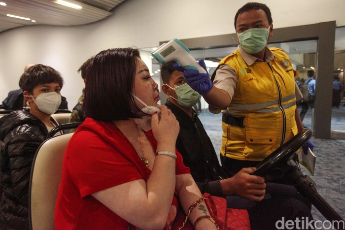 Petugas kesehatan di Bandara Soekarno-Hatta terus siaga selama 24 jam guna mengantisipasi penyebaran dan masuknya virus corona asal China yang menggemparkan dunia. Begini potretnya.