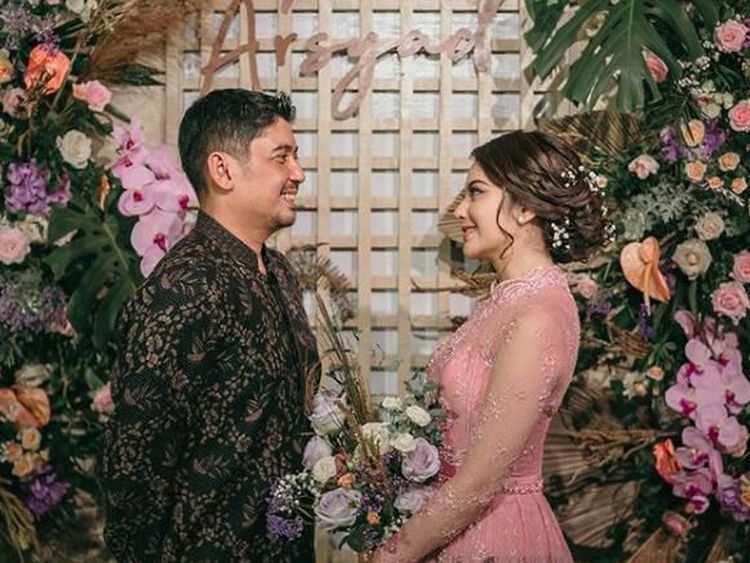 Tiwi dan Kabar Rumah Tangganya Usai Foto Suami Raib dari Medsos