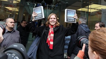 Senyum sumringah Apple Fanboy saat mendapatkan iPad. Foto: Justin Sullivan/Getty Images