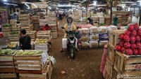 Suasana di Pasar Induk Kramat Jati, Jakarta Timur, Selasa (28/1/2020).