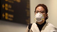 Pemeriksaan penumpang pesawat dilakukan untuk mengantispasi masuknya virus corona.