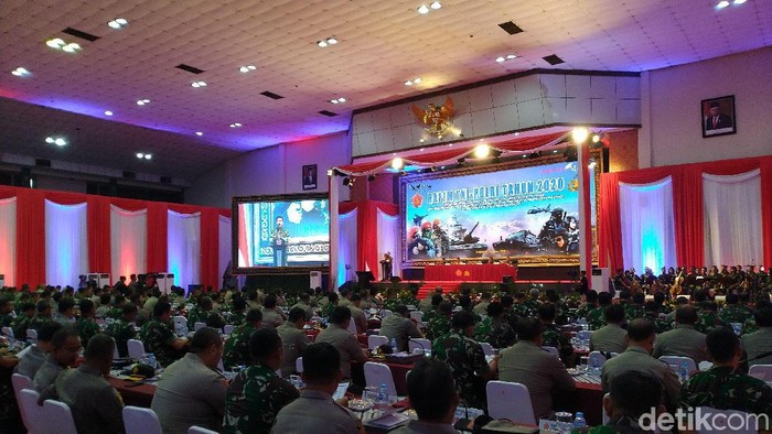 Panglima TNI Marsekal Hadi Tjahjanto di rapim (Sachril Agustin Berutu/detikcom)