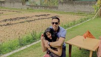 Talita dan pujaan hatinya yang bernama Aditya Prabowo juga kerap kulineran bareng. Salah satu momennya diabadikan ketika mereka makan di kedai tepi sawah.  Foto: instagram @talitawb