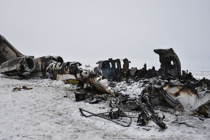 Pesawat Jatuh dan Terbakar di Afghanistan Sebuah pesawat jatuh dan terbakar di provinsi Ghazni, Afghanistan timur. Kelompok Taliban mengklaim pesawat yang jatuh itu milik Angkatan Udara Amerika Serikat.