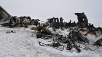 Penampakan sebuah pesawat yang jatuh dan terbakar di provinsi Ghazni, Afghanistan timur pada Senin (27/1) kemarin waktu setempat. AP Photo/Saifullah Maftoon.