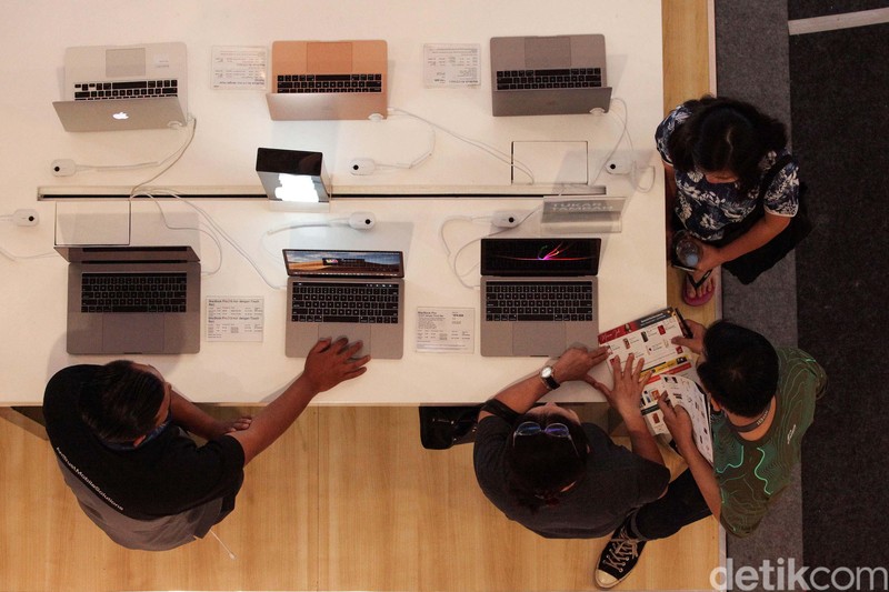 Pameran iBoxing Week 2020 digelar di Laguna Atrium, Central Park, Jakarta, Selasa (28/1). Dalam acara ini para fanboy dapat belanja produk Apple dengan harga miring lho.