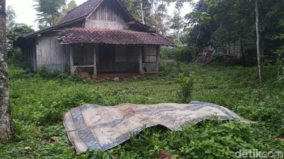Mengintip Rumah Tempat Sukiyah Hidup Sebatang Kara