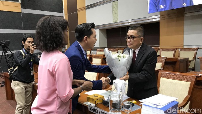 Helmy Yahya mendapat bunga bakung dari pegawai TVRI saat menghadiri RDP di Komisi I DPR.