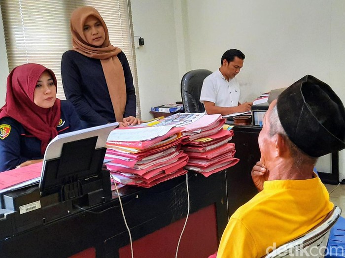Seorang kakek di Bondowoso mencabuli bocah empat tahun. Sang bocah dicabuli saat meminta tolong pelaku mengupaskan buah rambutan.