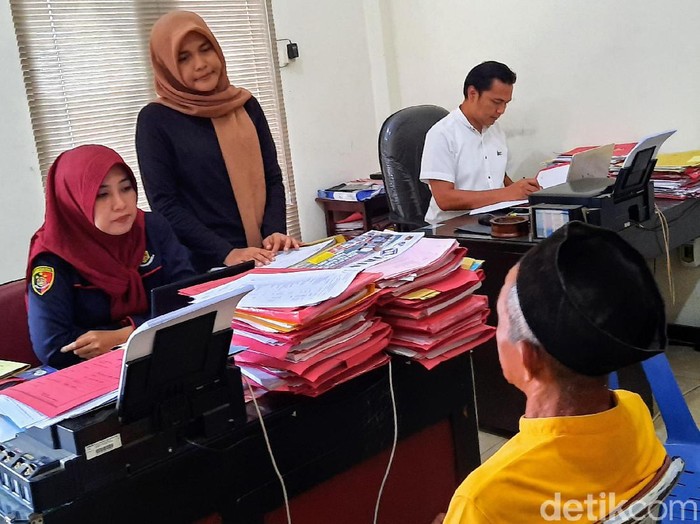 Seorang kakek di Bondowoso mencabuli bocah empat tahun. Sang bocah dicabuli saat meminta tolong pelaku mengupaskan buah rambutan.