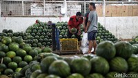 Menurut pedagang, seminggu ini buah lokal laris dan lebih diminati ketimbang buah asal China.
