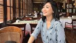 Pose Cantik Cyandyana Lorens, Eks Pramugari Garuda Saat Nikmati Minuman