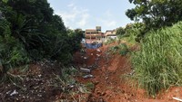 Banjir dan longsor yang melanda kawasan Belo Horizonte, Brasil, pada Senin (27/1) kemarin itu terjadi akibat hujan deras yang mengguyur wilayah tersebut. Dilansir dari AP News diperkirakan puluhan ribu orang kehilangan tempat tinggal akibat peristiwa itu.