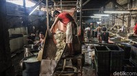 Kedelai yang sudah dibersihkan dihaluskan menggunakan mesin penggiling.