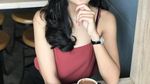 Pose Cantik Cyandyana Lorens, Eks Pramugari Garuda Saat Nikmati Minuman