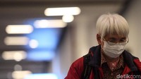 Mayoritas penumpang pesawat dari China itu datang dengan mamakai masker.