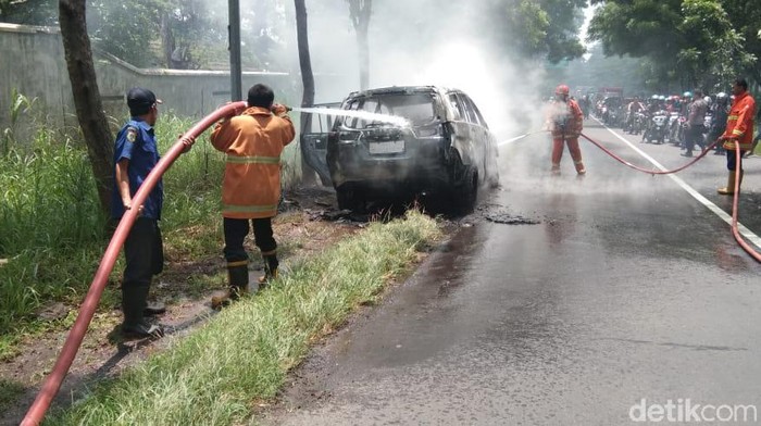 mobil terbakar di Bondowoso
