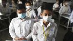 Cegah Virus Corona, Siswa Sekolah di Kamboja Pakai Masker