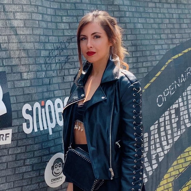 Karena kecelakaan itu aku bisa saja mengalami masalah setiap saat, tapi aku harus berusaha untk diriku sendiri dan bukan untuk orang lain. Aku harus terpilih menjadi semi-finalis, dan akan sangat berarti jika aku bisa sampai tahap itu, pungkasnya. Foto: Facebook/ Marini Durrer