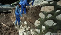 Seperti diketahui, pascabanjir yang merendam sejumlah wilayah di Jakarta pada awal tahun 2020 kemarin, sejumlah tanggul yang jebol maupun rusak hingga mengakibatkan banjir mulai diperbaiki.