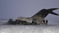 Dilansir dari CNN Indonesia, kelompok Taliban mengklaim sebuah pesawat yang jatuh di kawasan Ghazni, Afghanistan, itu adalah milik Angkatan Udara Amerika Serikat. AP Photo/Saifullah Maftoon.