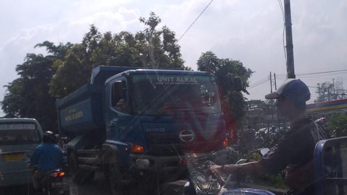 Bikin Macet, Motor hingga Truk Lawan Arus di Depan Stasiun Klender