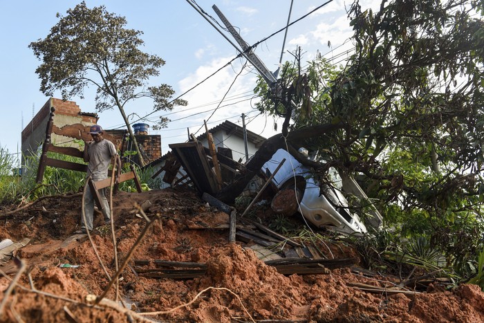 Banjir dan Longsor di Brasil Banjir dan longsor melanda kawasan tenggara Brasil. Lebih dari 50 orang tewas dan belasan orang lainnya hilang akibat peristiwa tersebut.